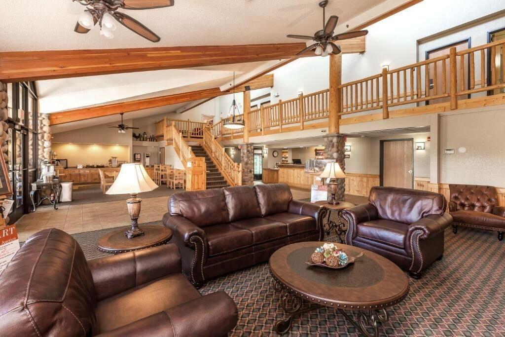 Vista Lobby MountainView Lodge & Suites