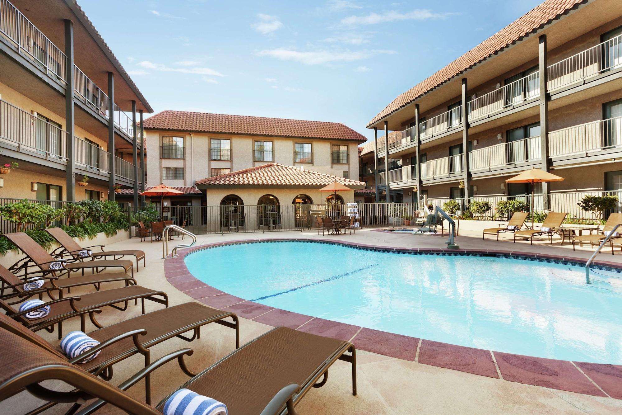 Vista Piscina Embassy Suites by Hilton Lompoc Central Coast