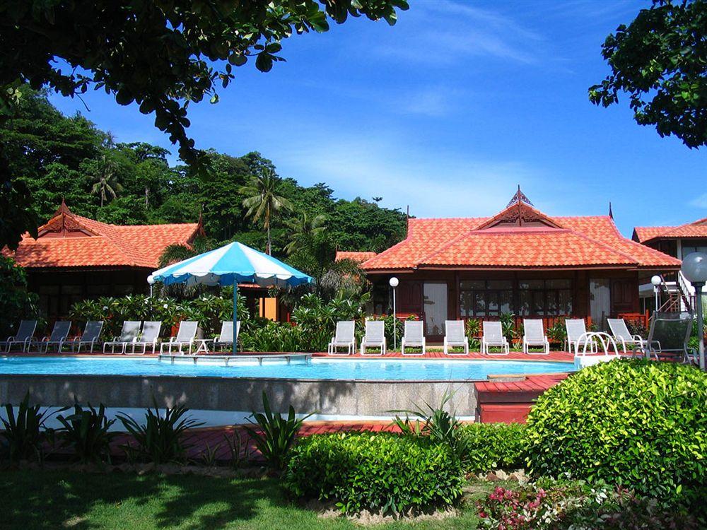 Vista da fachada P. P. Erawan Palms Resort