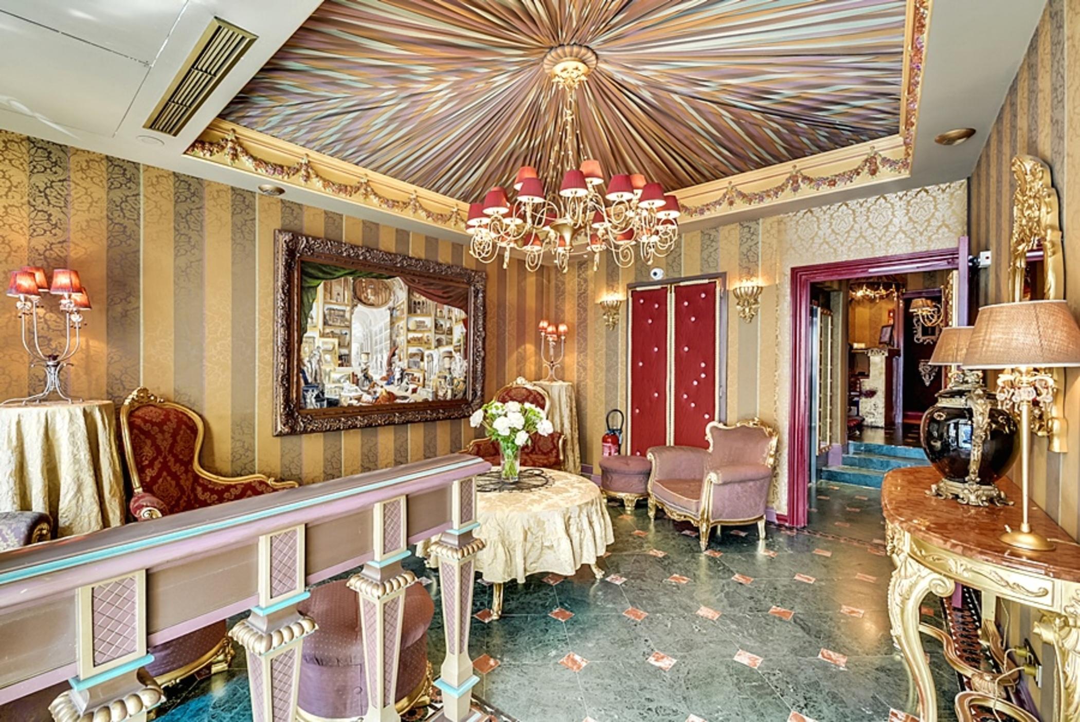 Vista Lobby Villa Royale