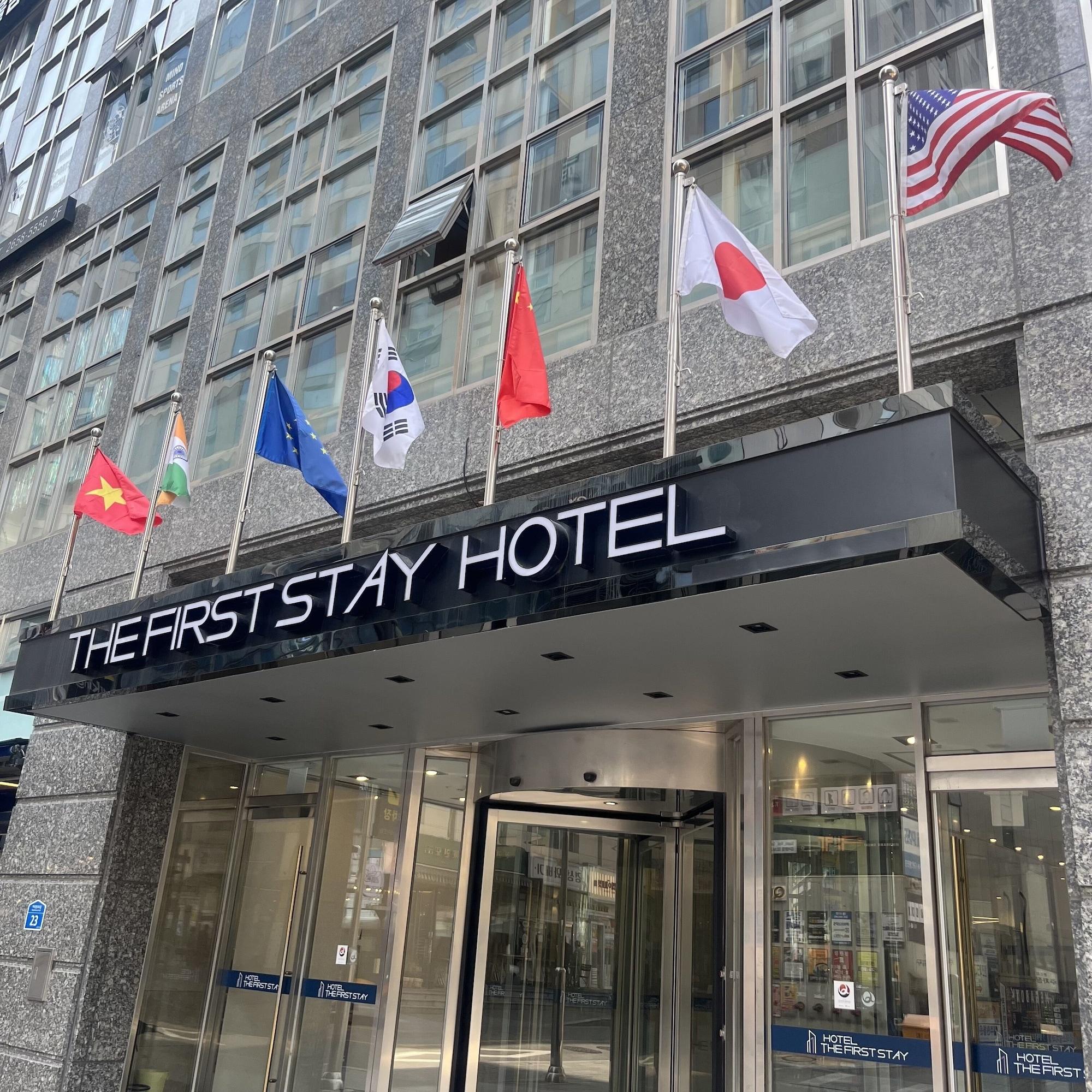 Varios The First Stay Hotel