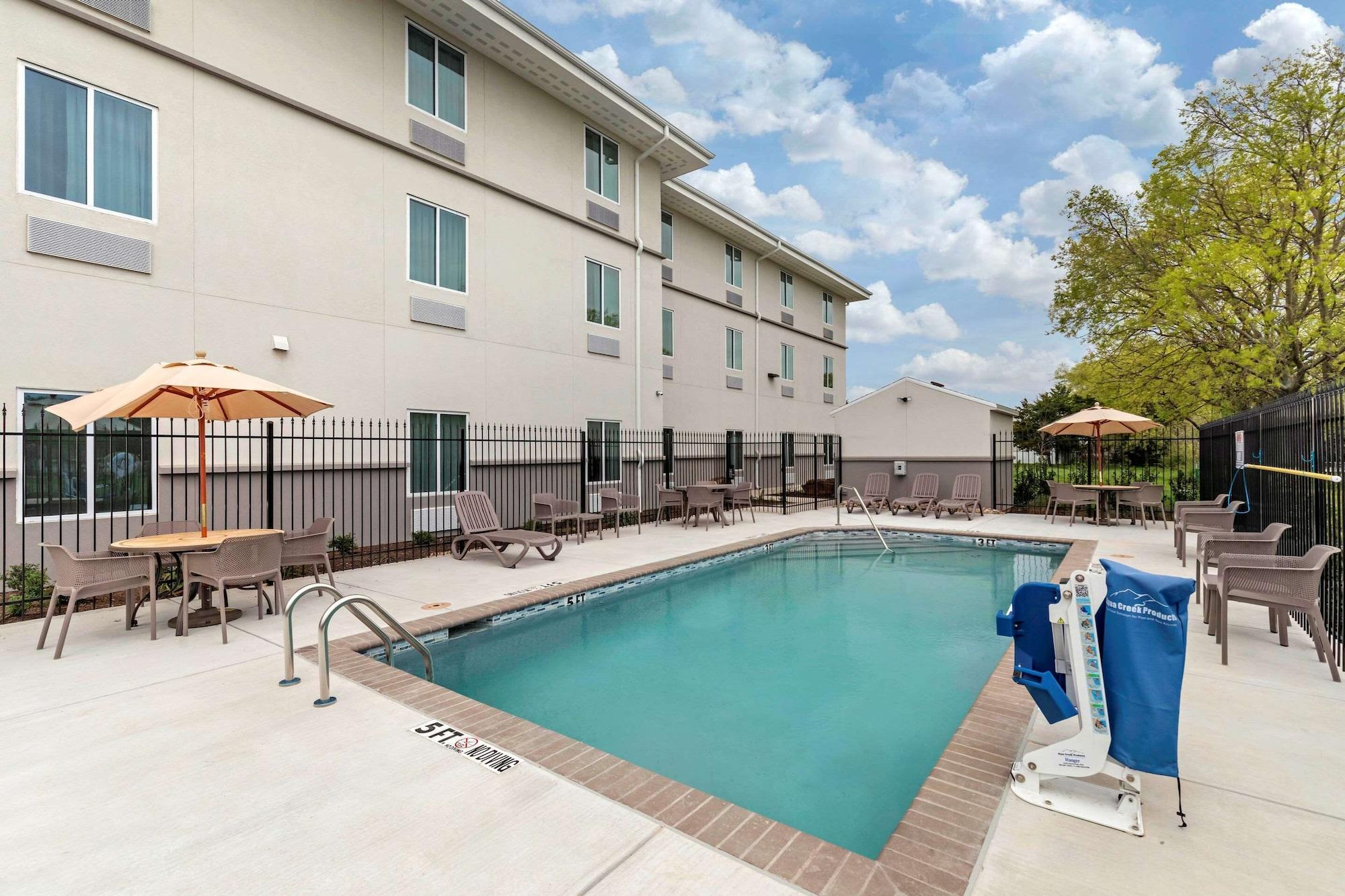 Vista Piscina MainStay Suites Lancaster Dallas South