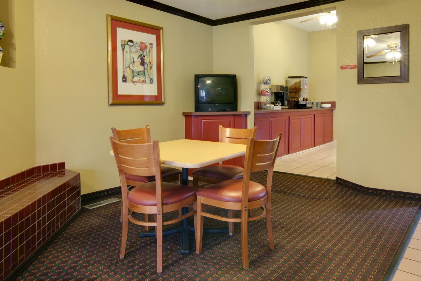Vista Exterior Americas Best Value Inn and Suites-Yukon-Oklahoma 
