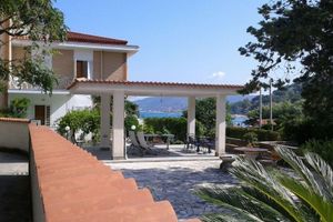 Alquiler Vacacional - Villa Leucotea, house with garden in the village of Pozzillo 20 meters from the blue sea
