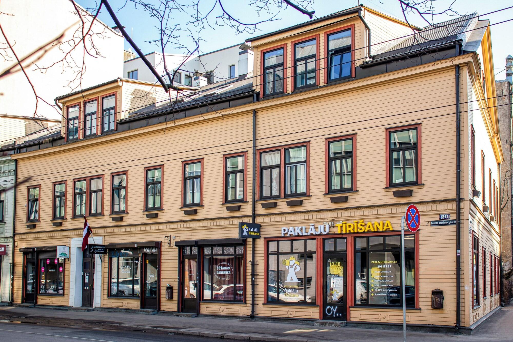 Varios Central Hostel