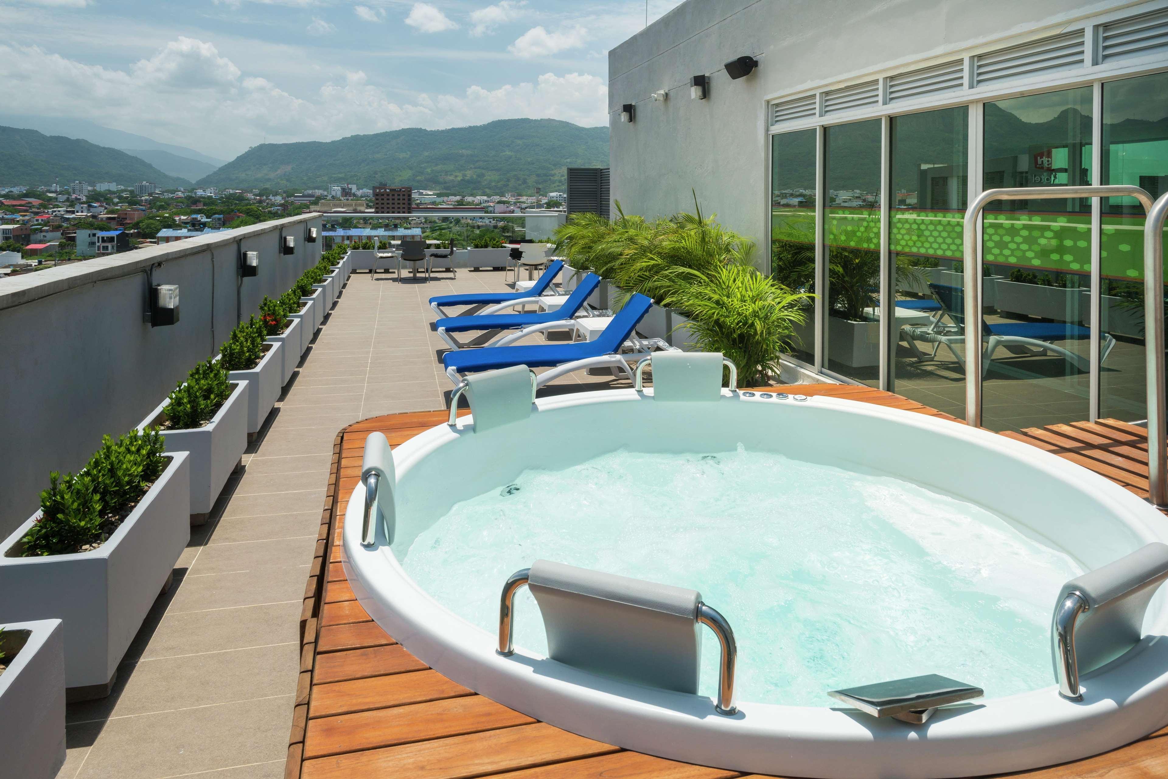 Vista Piscina Hampton by Hilton Yopal