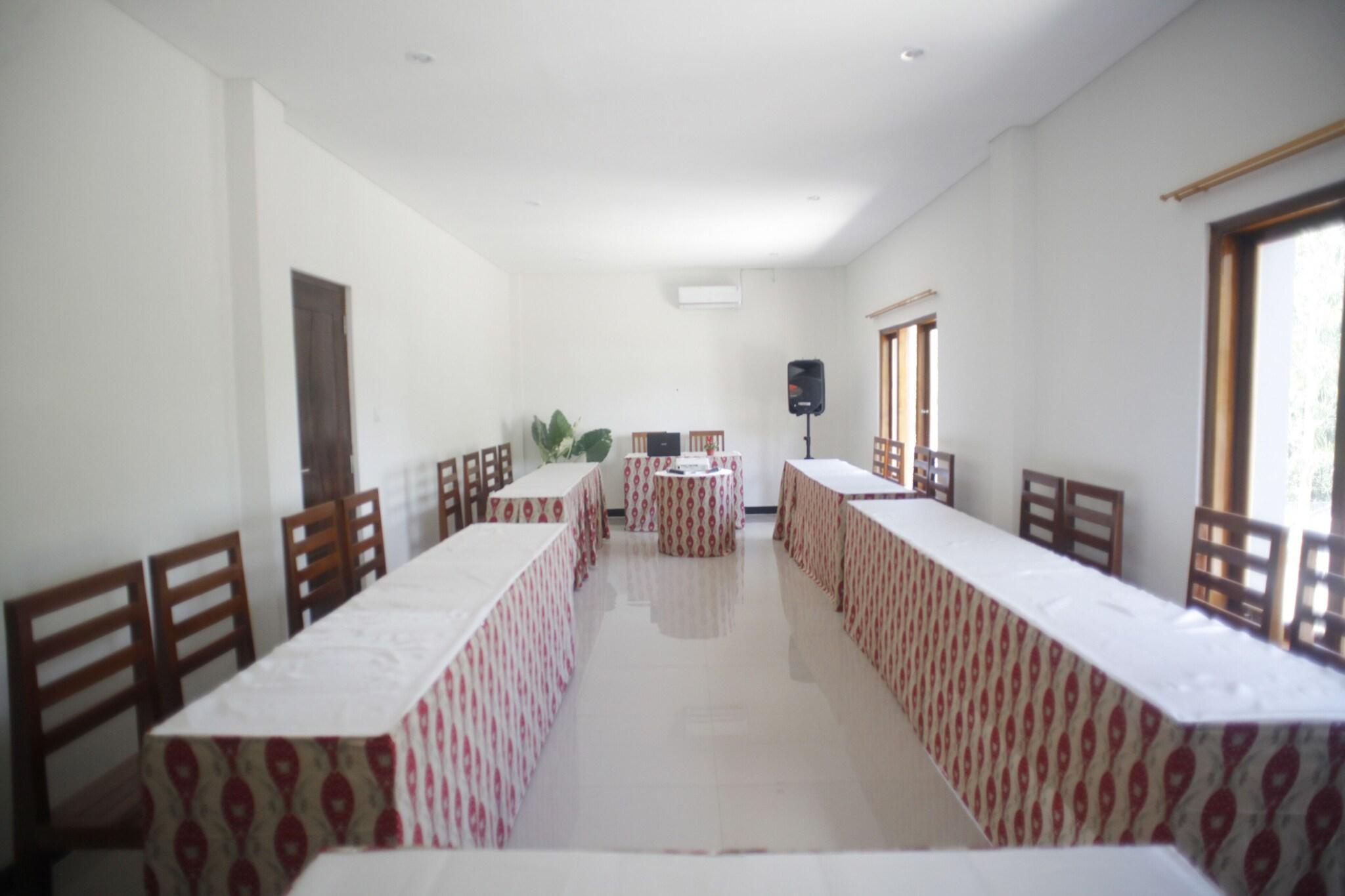 Centro de Negocios PAVILLA LABUAN BAJO by ZUZU