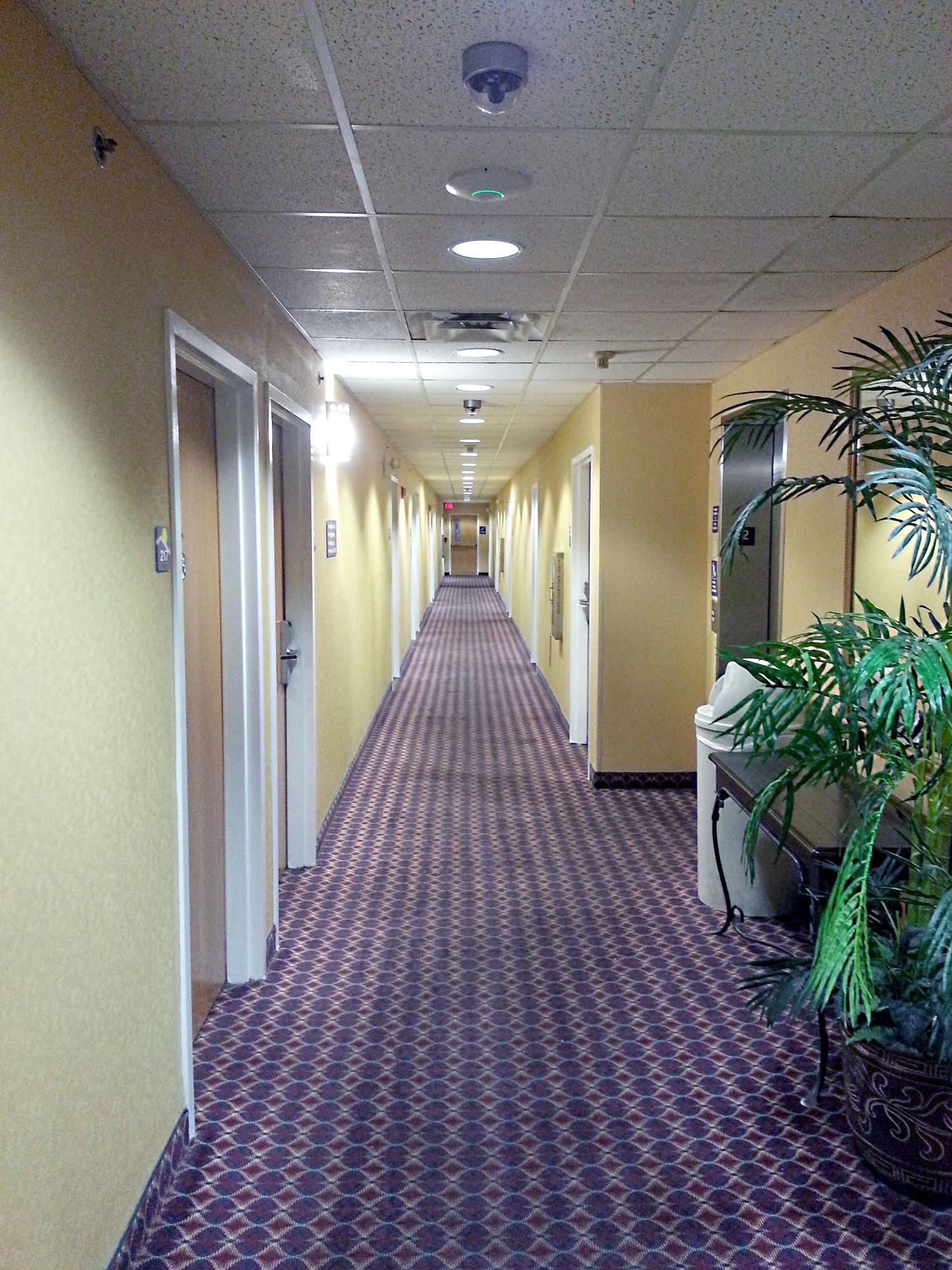 Vista Lobby Hometown Inn & Suites Jacksonville - Butler Blvd./Southpoint