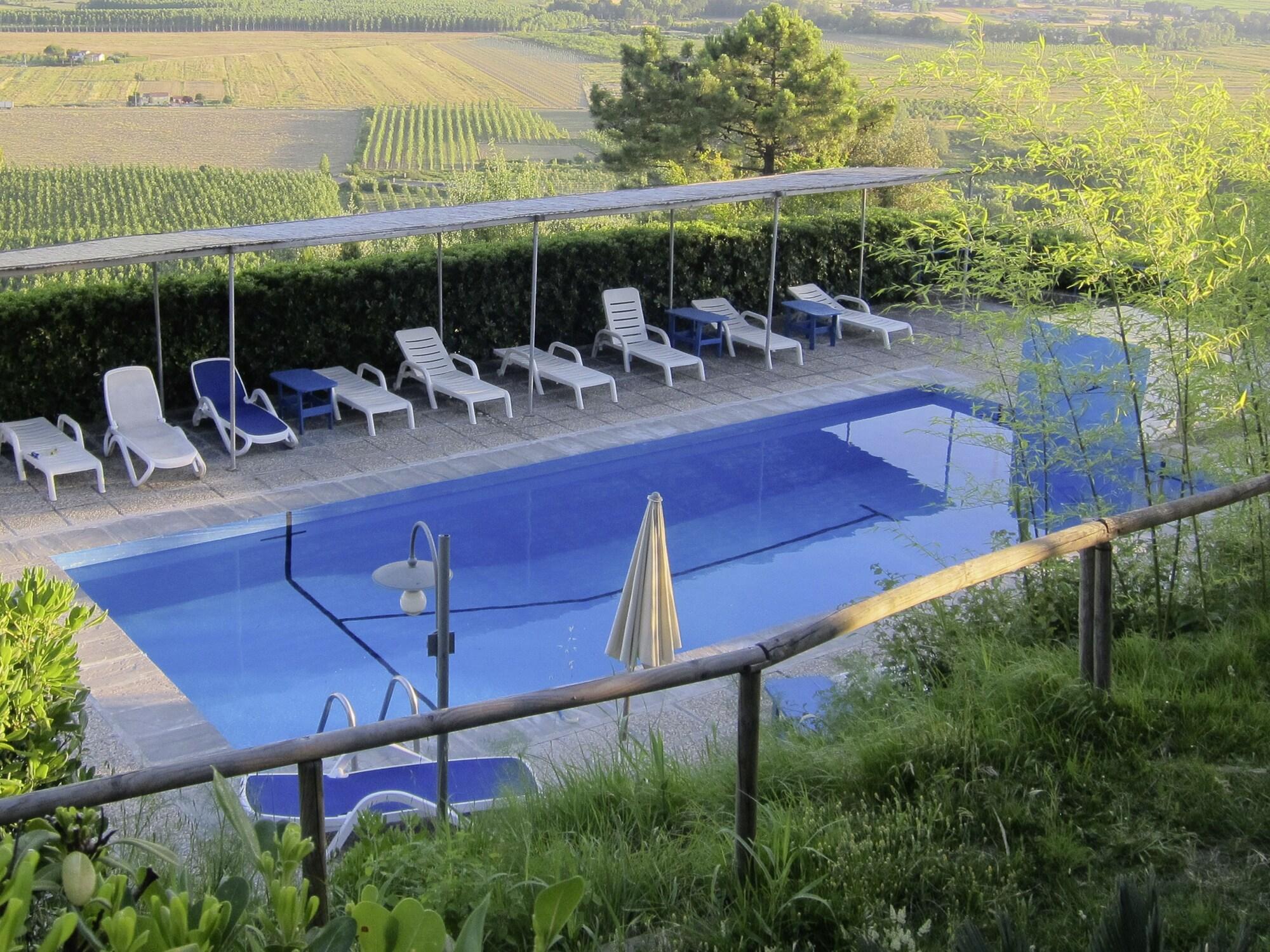 Vista Piscina Albergo Montechiari