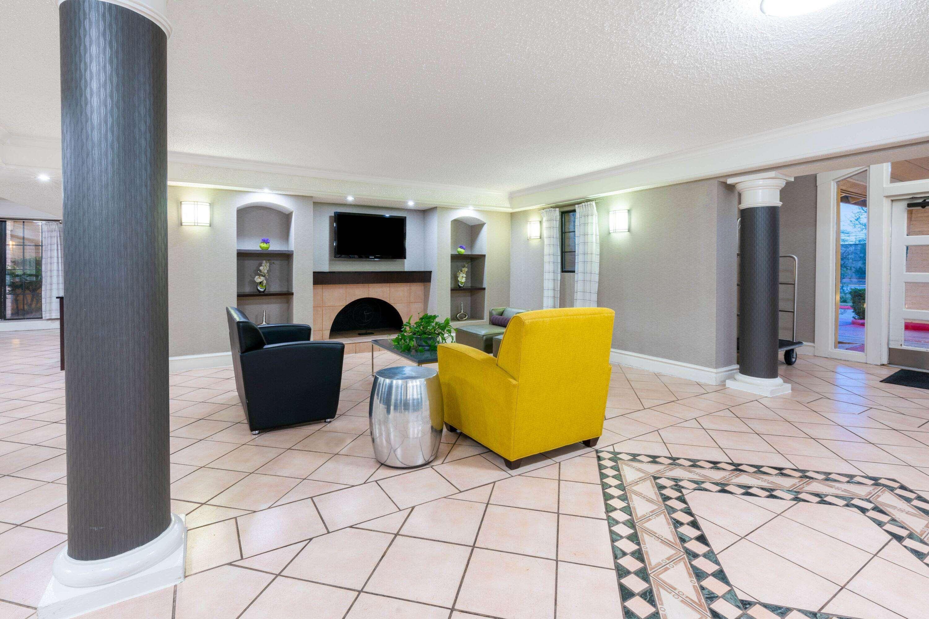 Vista Lobby Super 8 by Wyndham The Woodlands North