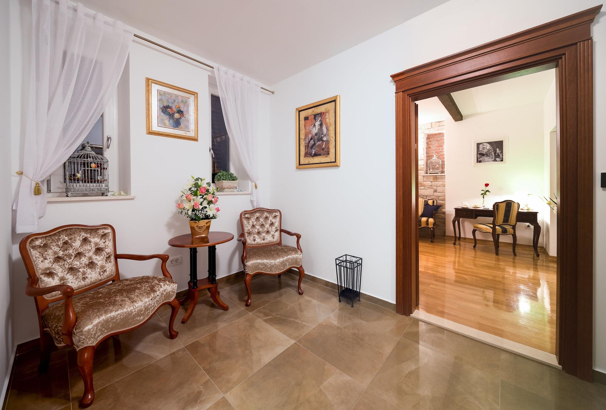 Vista Lobby Priska Heritage Rooms