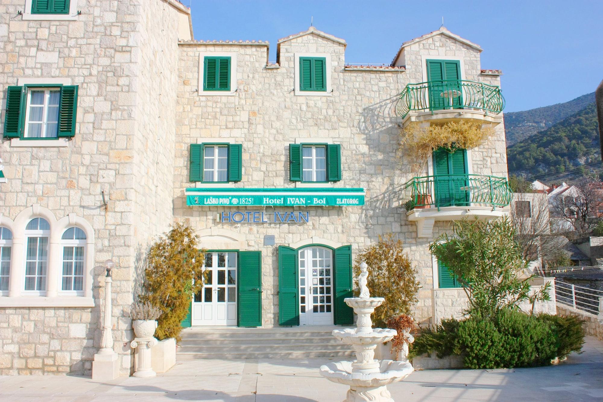Vista Exterior Hotel Ivan