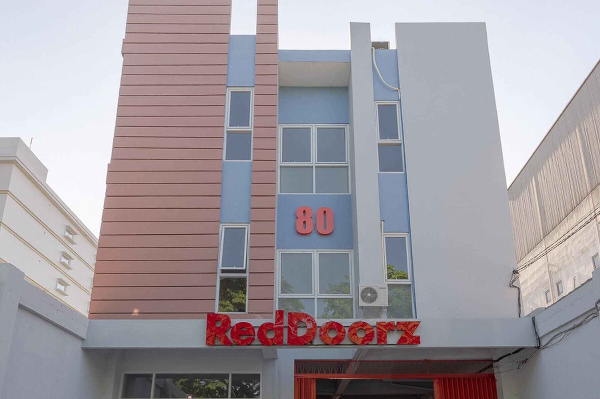 Varios RedDoorz Plus Syariah @ Raya Nginden 2