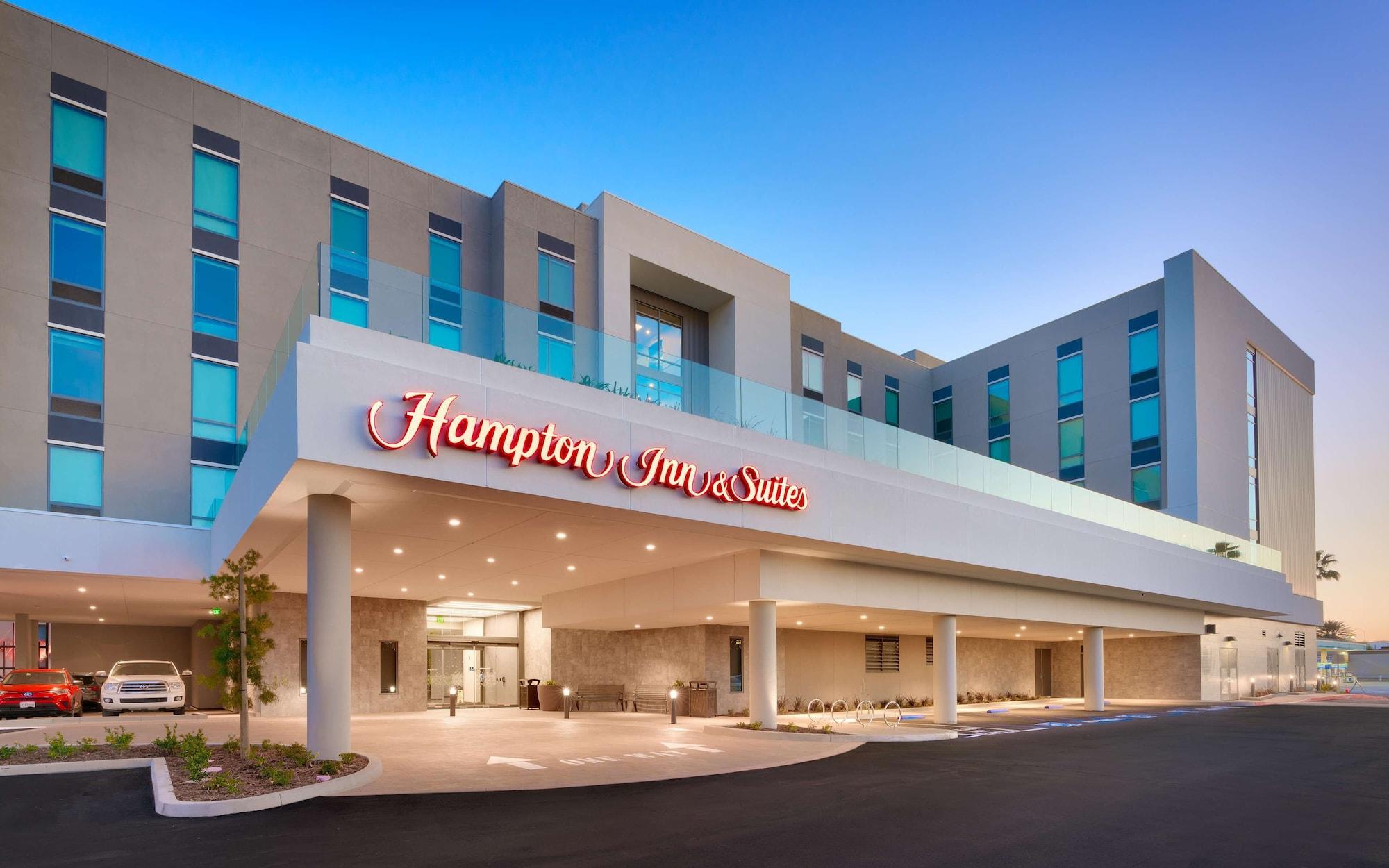 Vista da fachada Hampton Inn  & Suites Anaheim Resort Convention Center
