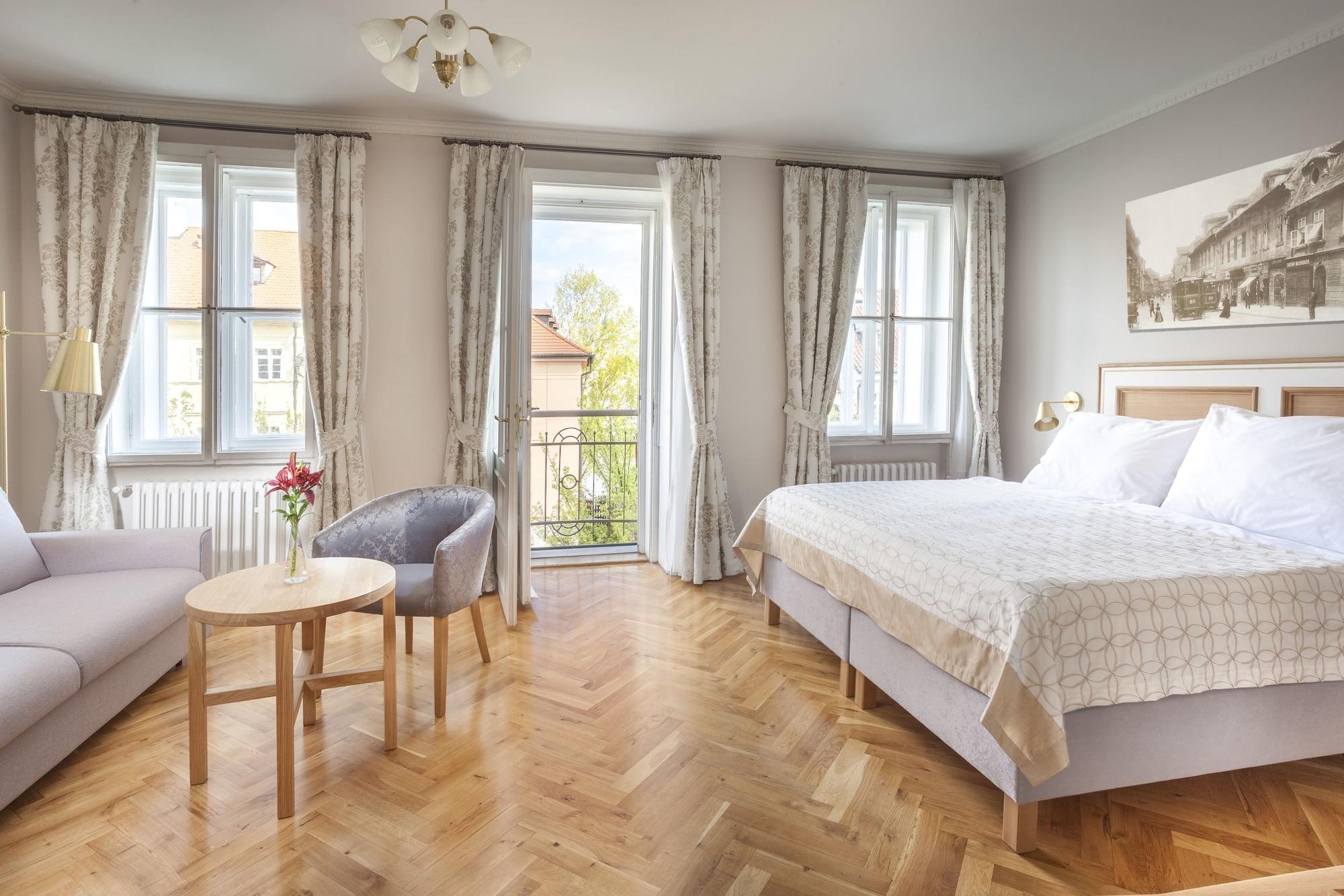 Varios Hotel At the Golden Scissors