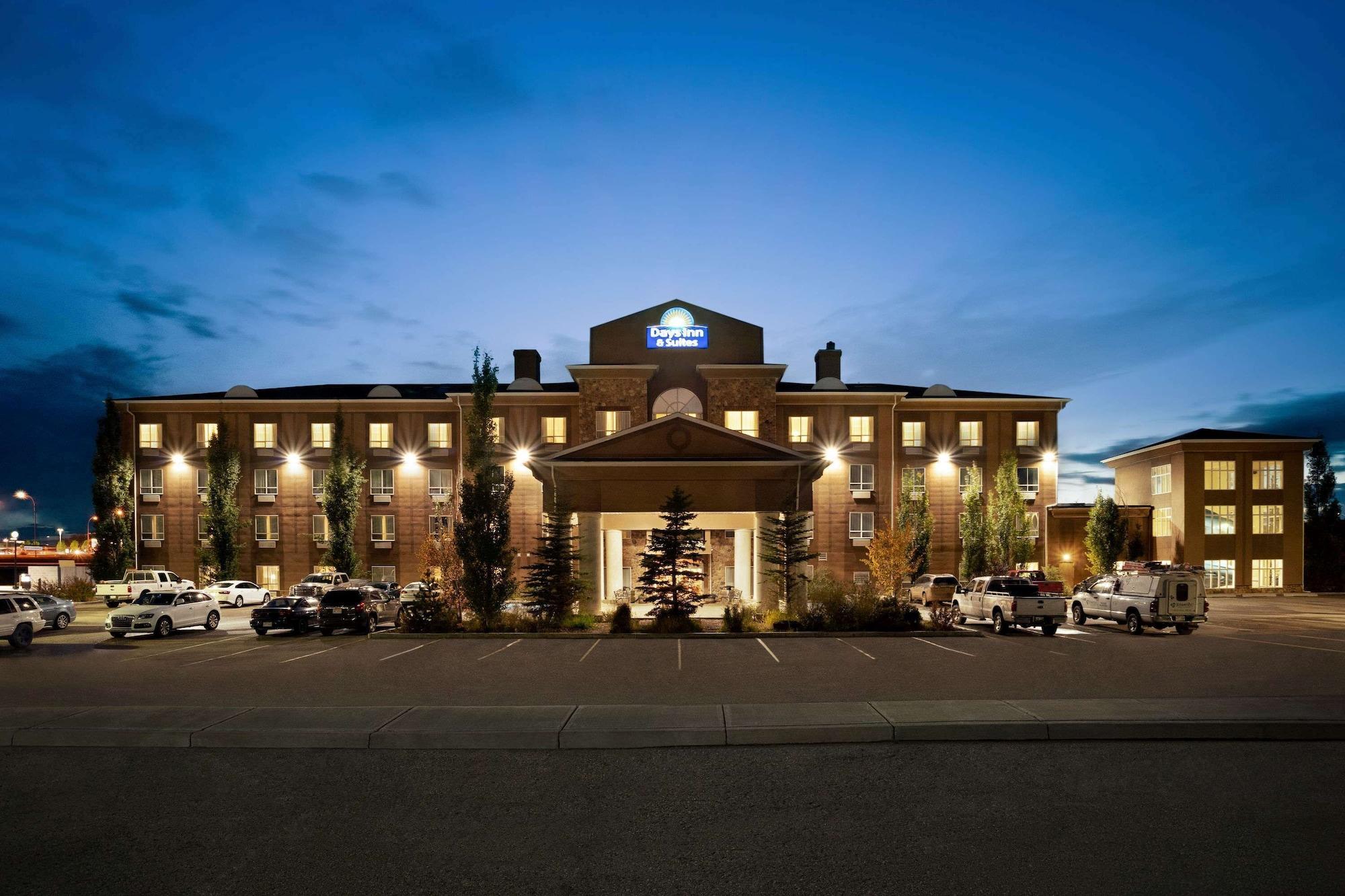 Vista Exterior Days Inn & Suites by Wyndham Strathmore