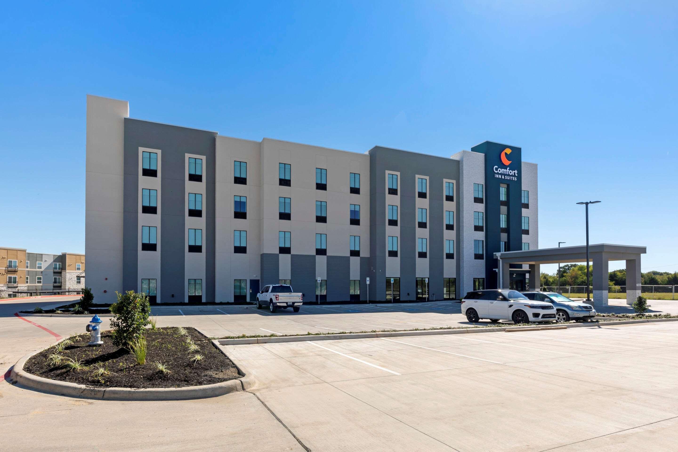 Vista Exterior Comfort Inn & Suites Balch Springs - SE Dallas