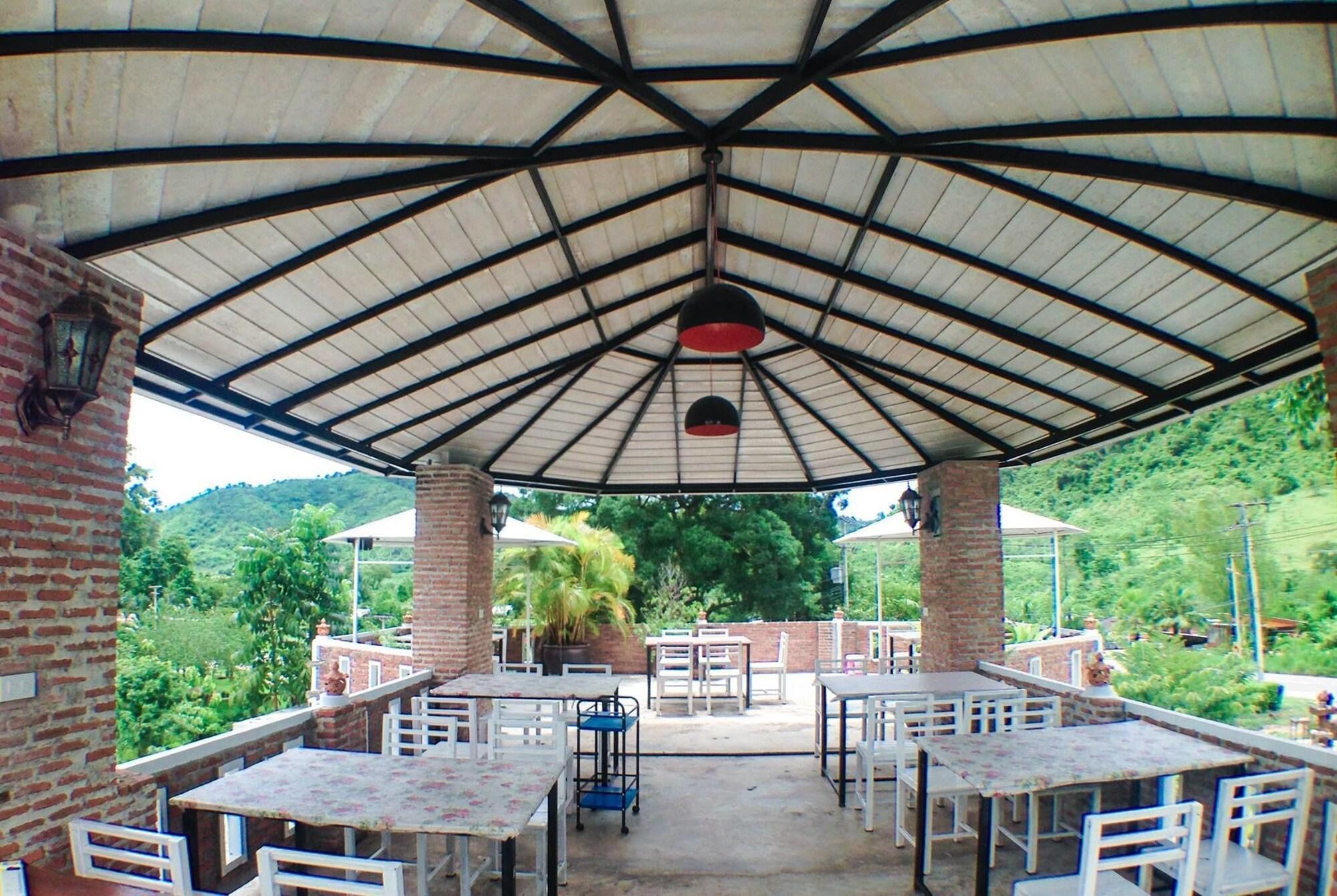 Restaurant Khun Khao Tamnan Prai Resort