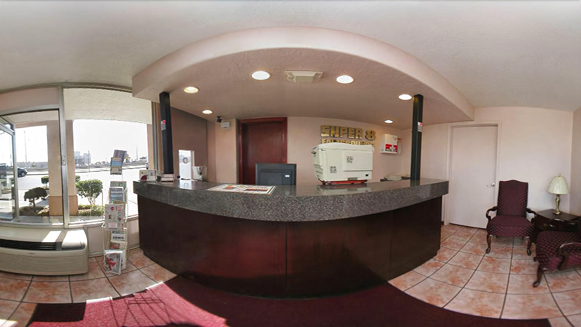 Vista Lobby Super 8 by Wyndham Oklahoma Fairgrounds