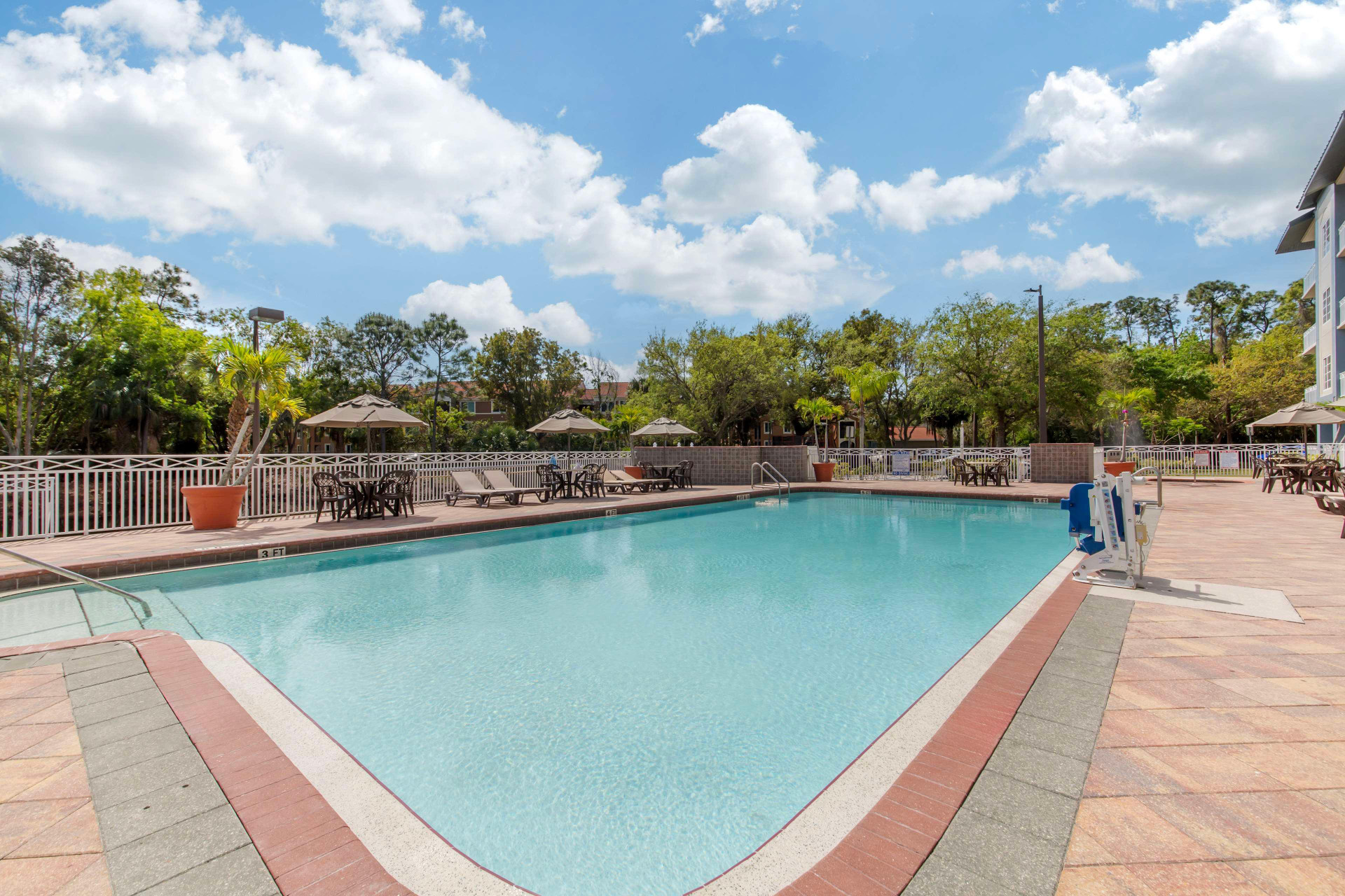 Vista Piscina Best Western Naples Plaza Hotel