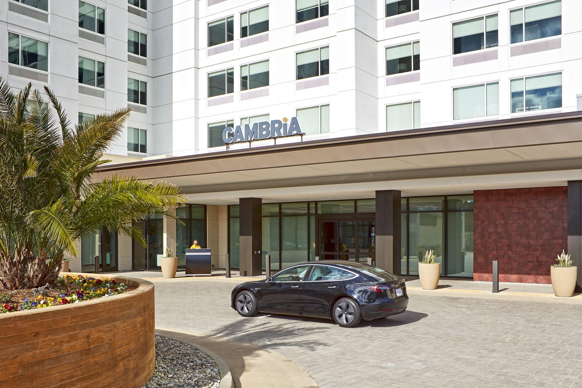 Vista da fachada Cambria Hotel Anaheim Resort Area