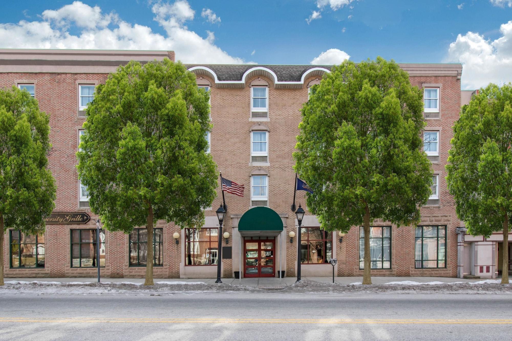 Vista Exterior Clarion Hotel & Suites University - Shippensburg