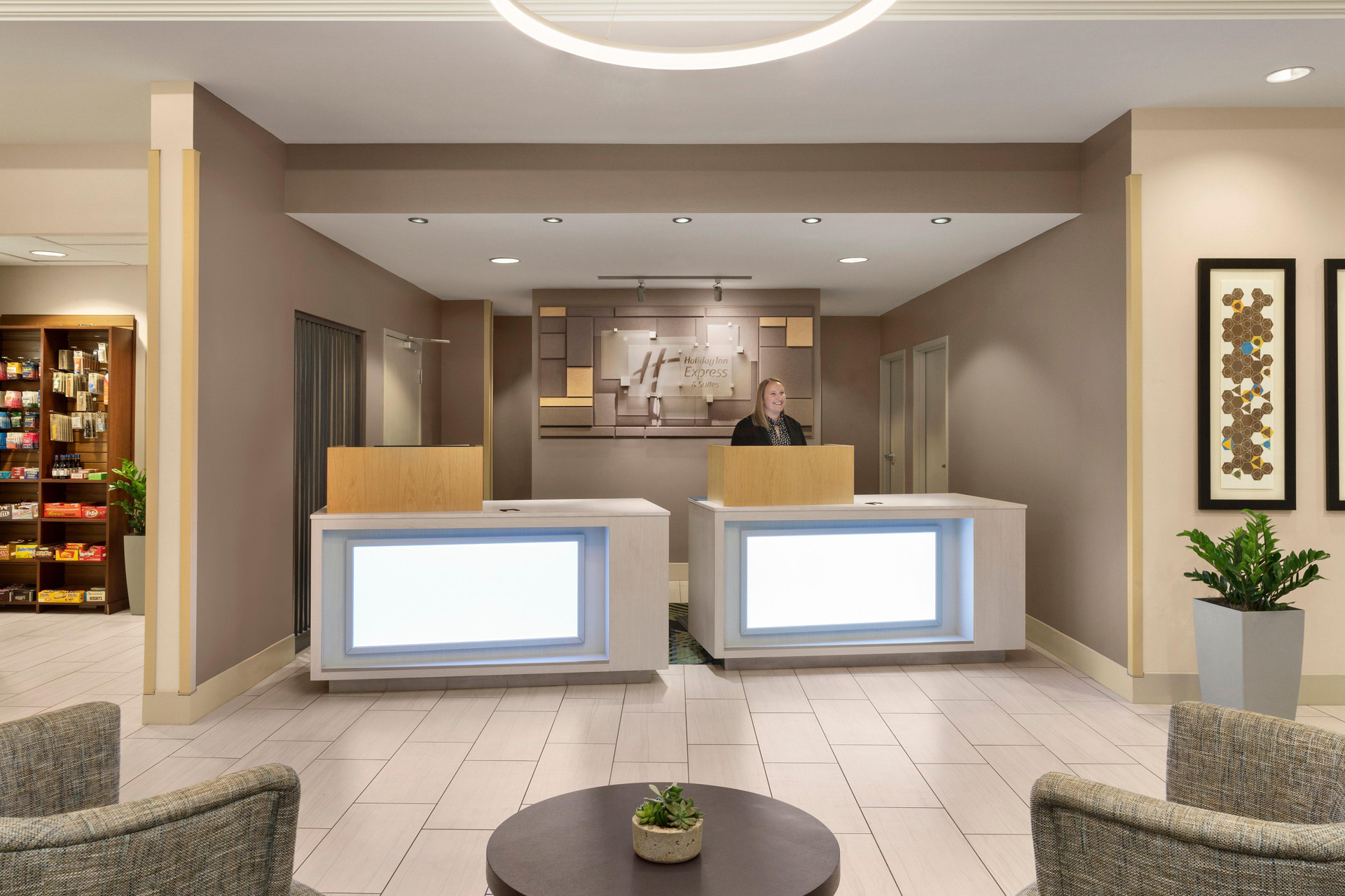 Vista Lobby Holiday Inn Express & Suites Mt. Pleasant by IHG
