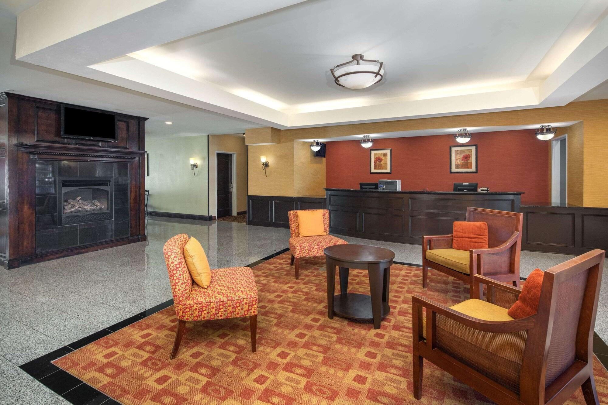 Vista Lobby La Quinta Inn & Suites by Wyndham Atlanta-Union City