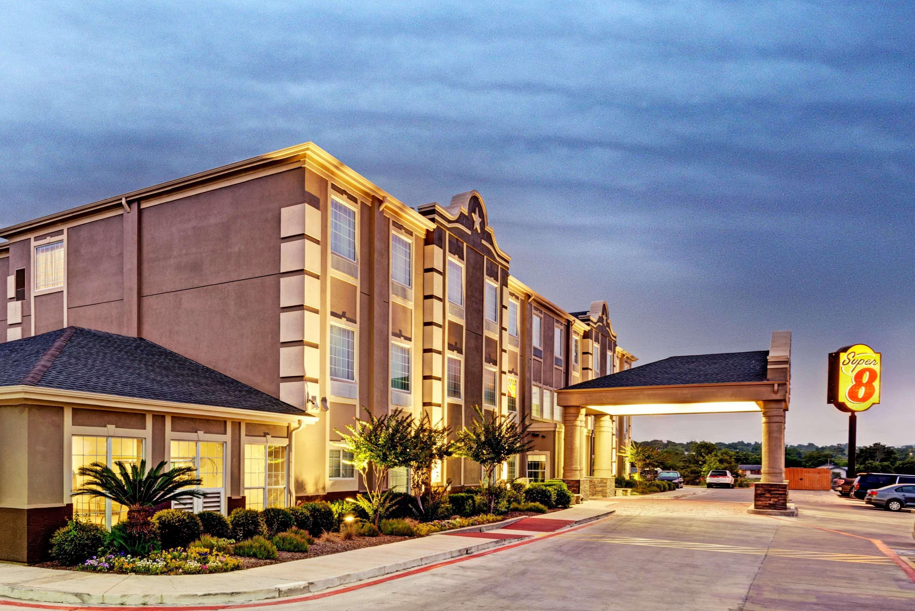 Vista Exterior Super 8 by Wyndham San Antonio/Alamodome Area