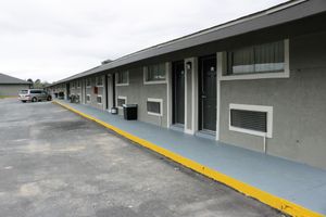 Alojamiento - Deluxe Inn Motel