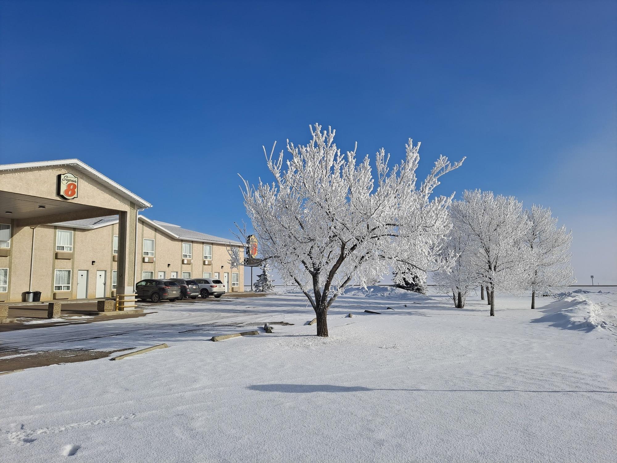 Vista Exterior Super 8 by Wyndham Three Hills AB
