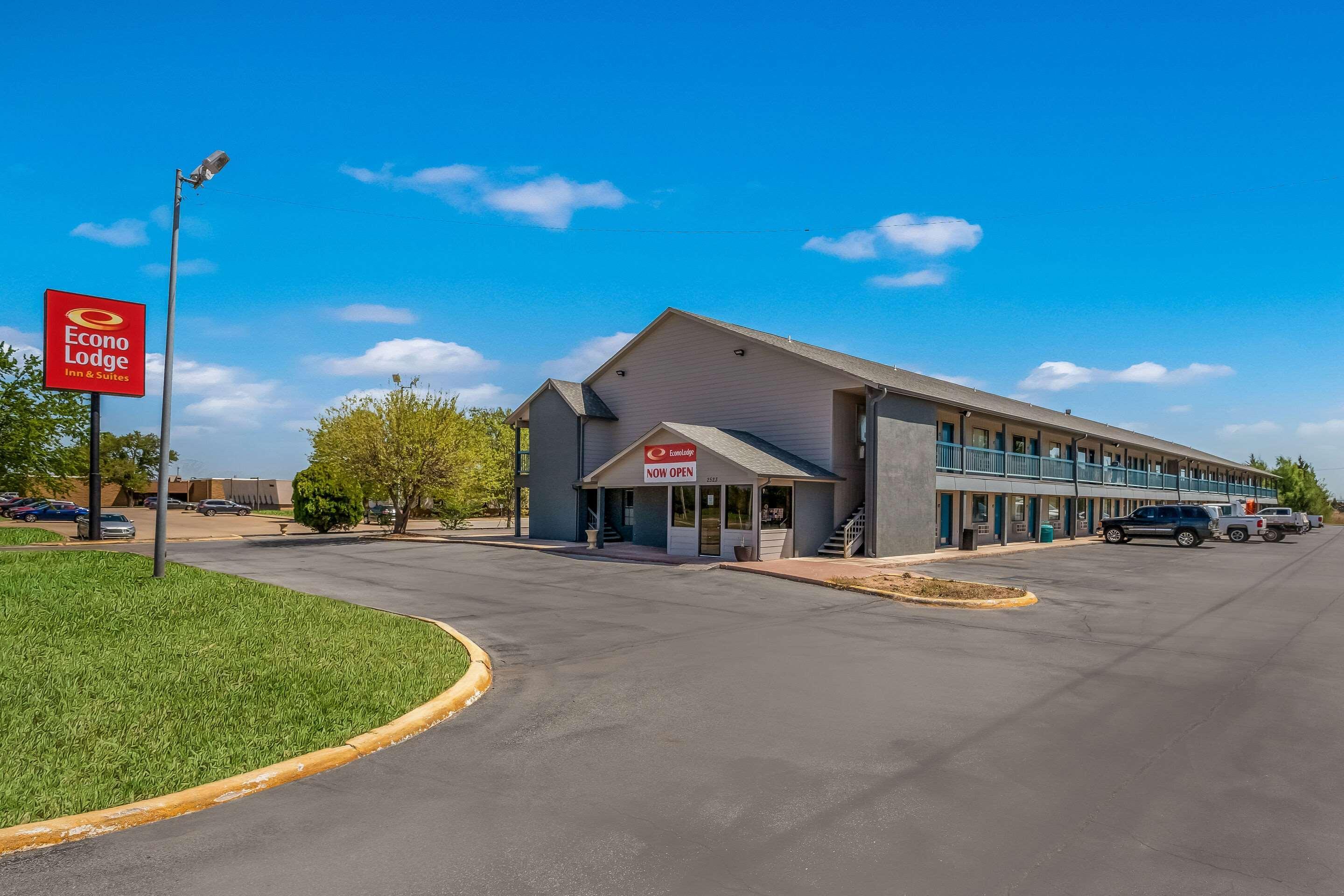 Varios Econo Lodge Inn & Suites