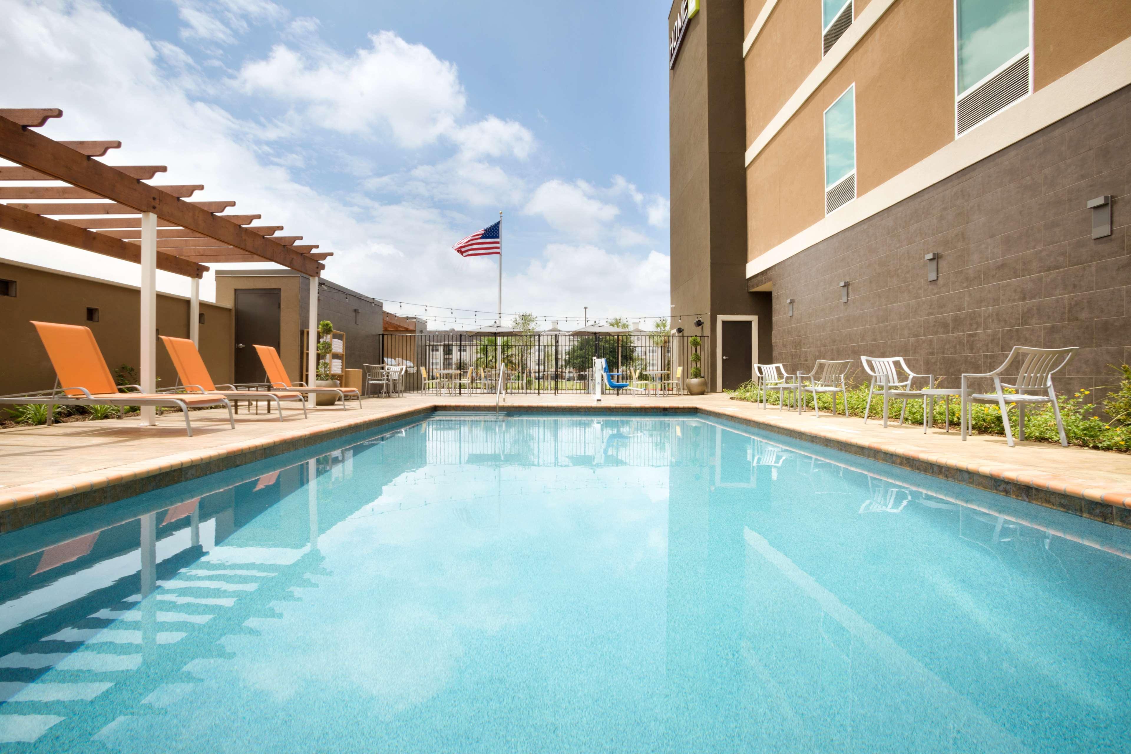 Vista Piscina Home2 Suites by Hilton Houston Webster