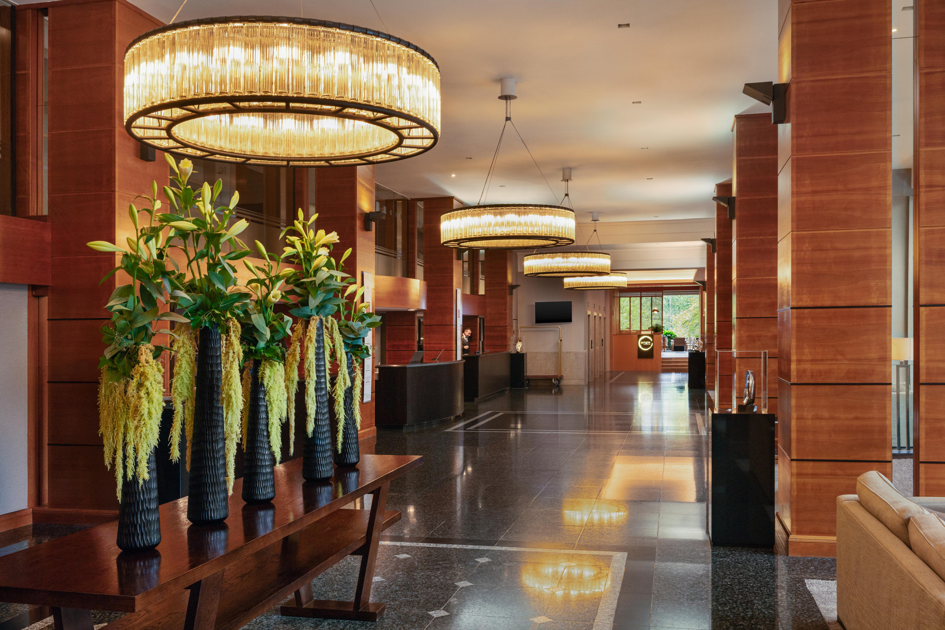 Vista Lobby Royal Garden Hotel