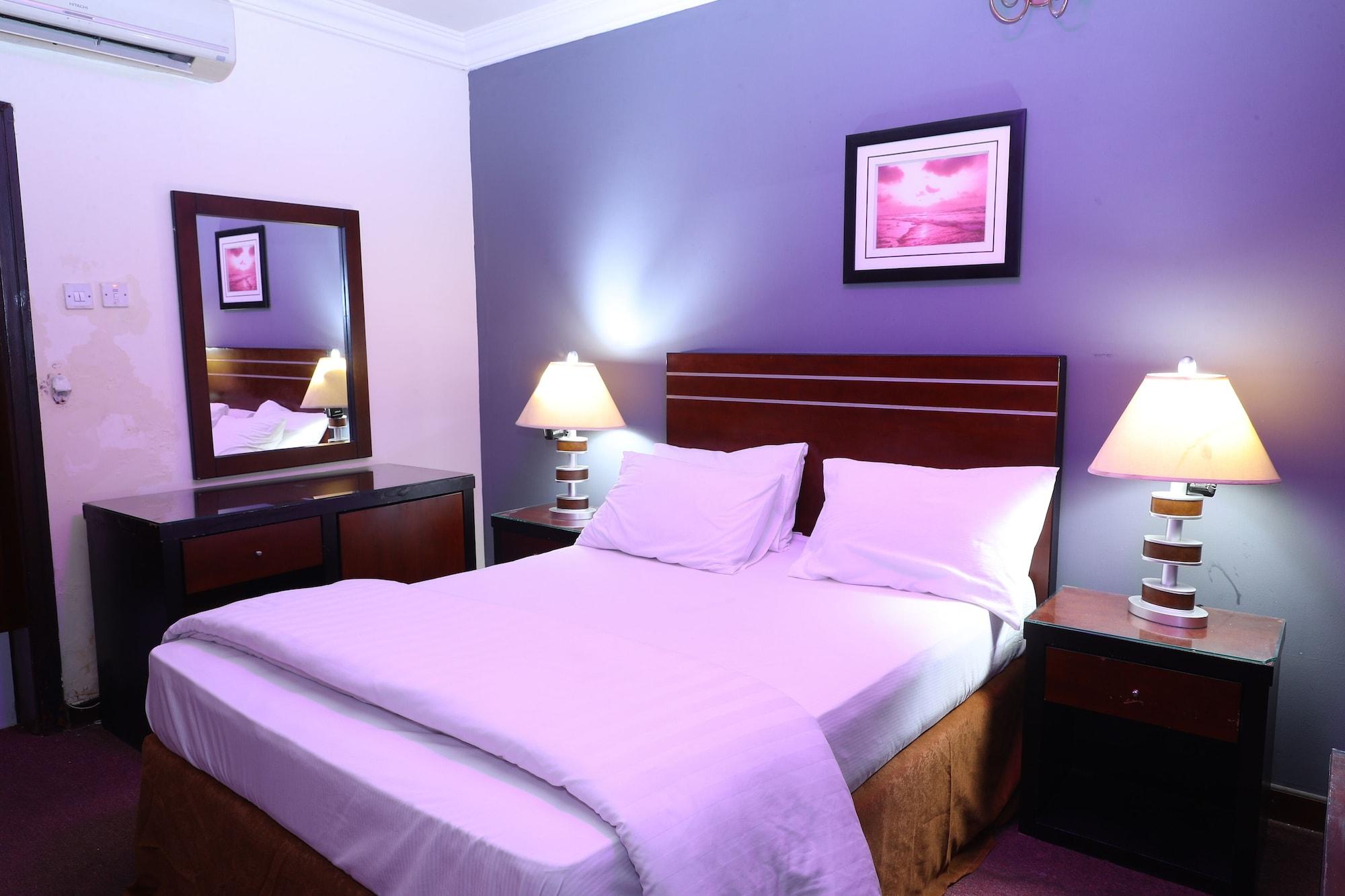 Varios Carawan Plaza Hotel