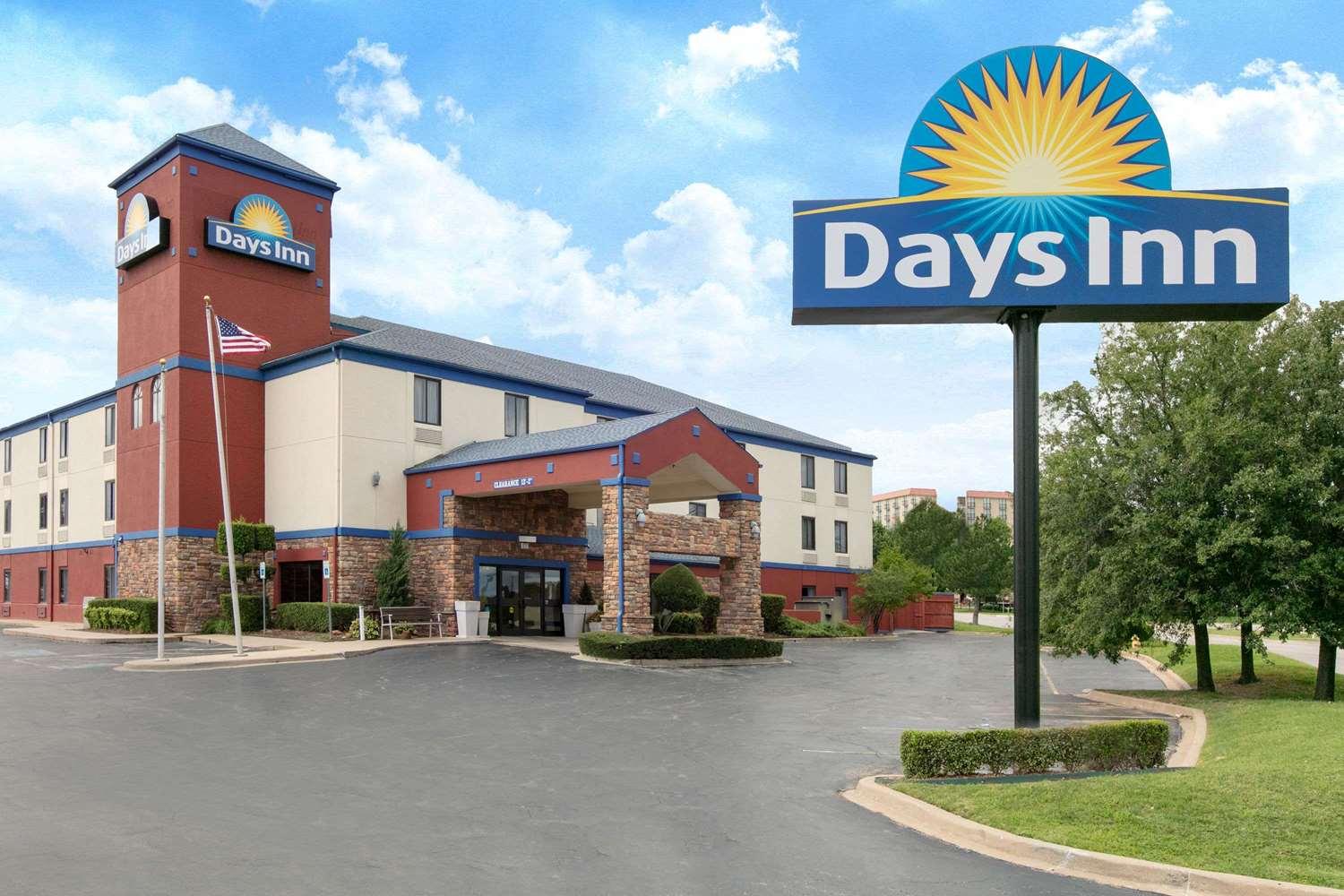 Vista Exterior Days Inn by Wyndham Tulsa Central