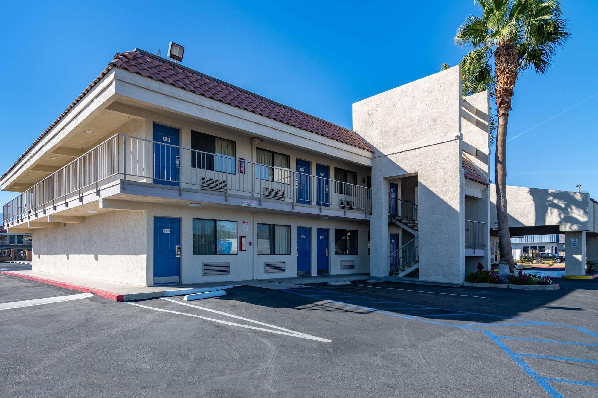 Vista Exterior Rodeway Inn & Suites Thousand Palms - Rancho Mirage