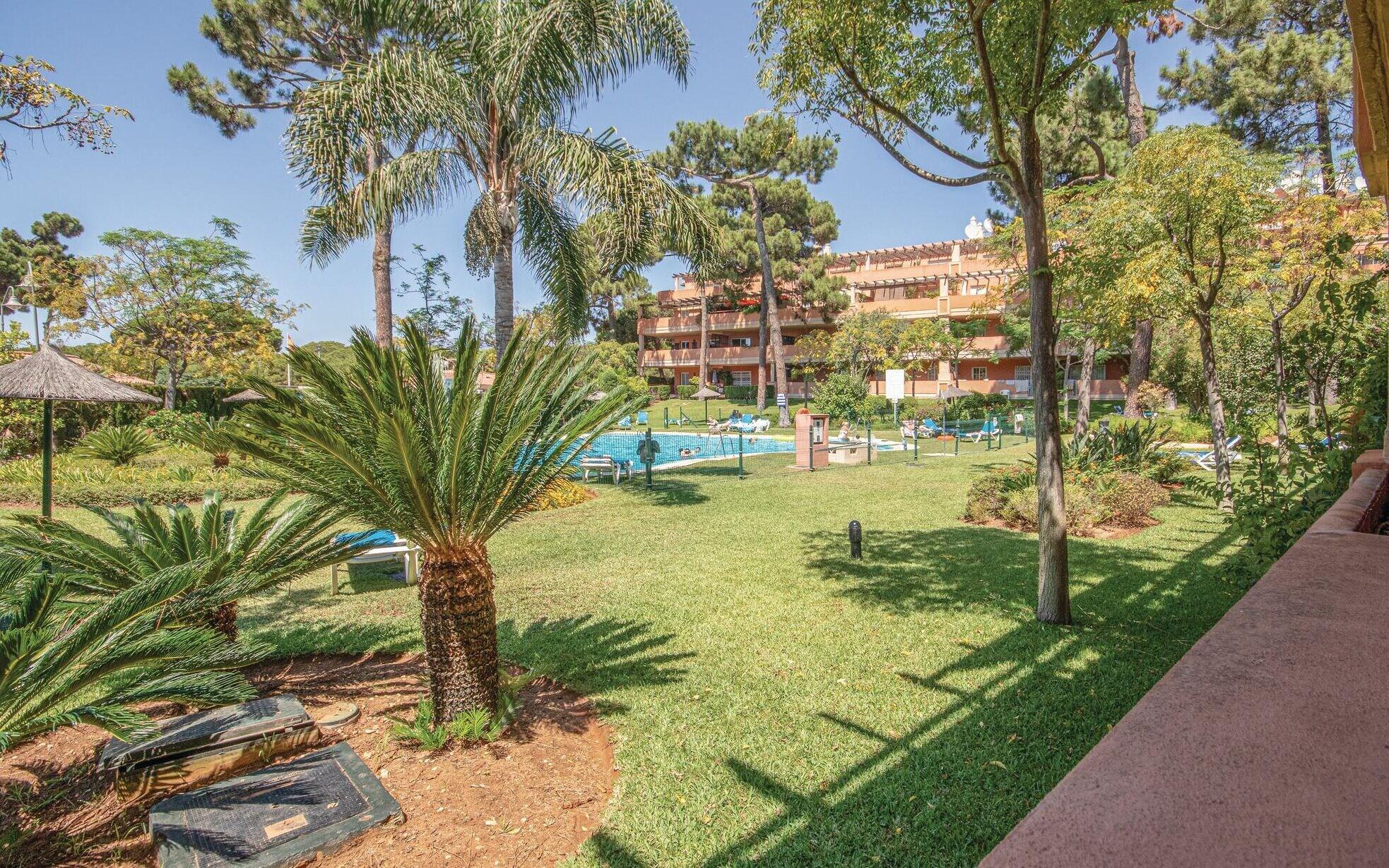Comodidades del Alojamiento Stunning Apartment in Marbella With Outdoor Swimming Pool, Wifi and 2 Bedrooms