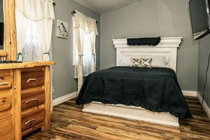 Alquiler Vacacional - Charming 3-bedroom Farmhouse with WiFi, AC  Hot Tub & Sauna in  Escanaba Mi