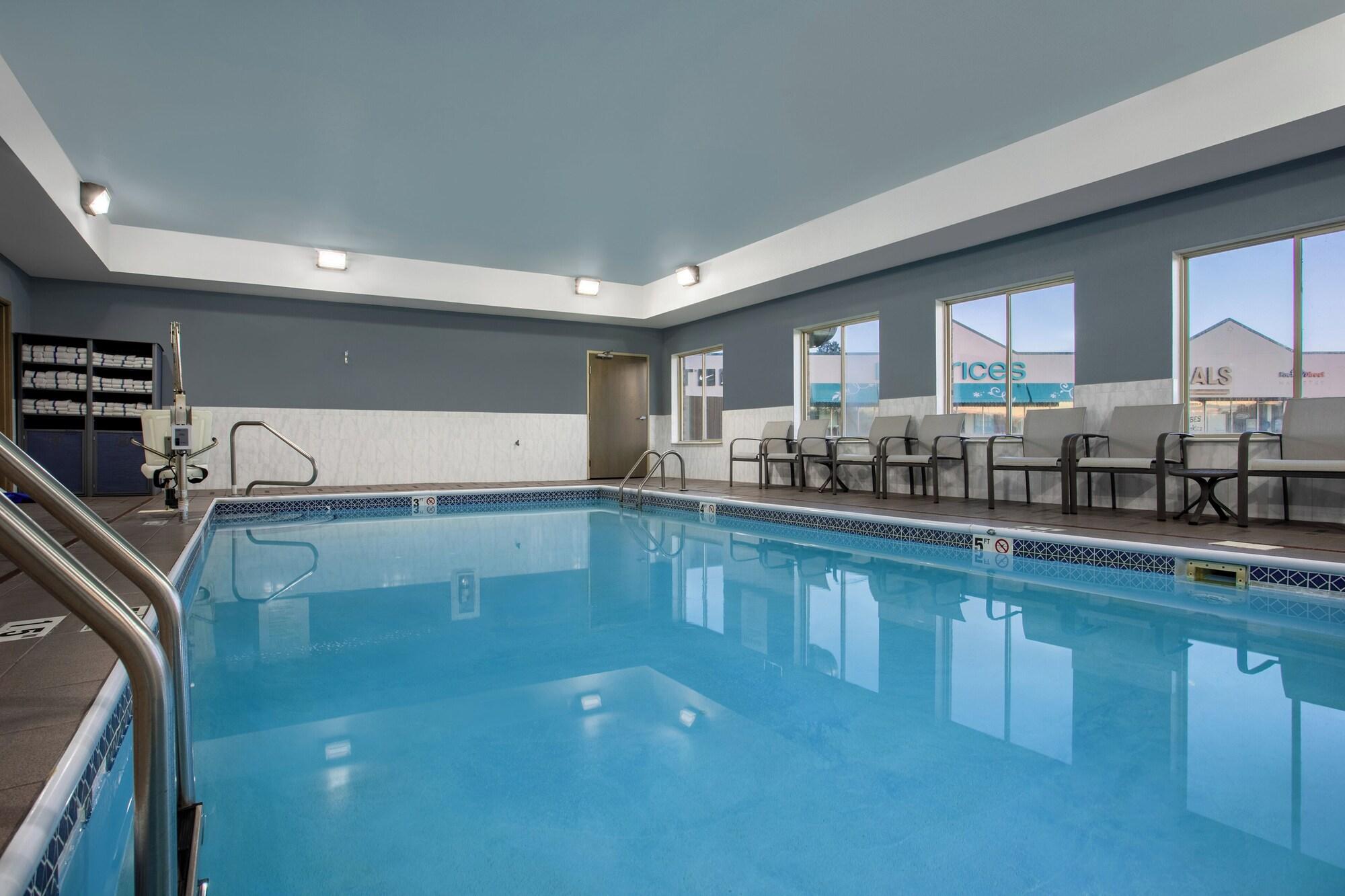 Vista Piscina Holiday Inn Express Hotel & Suites Clinton by IHG