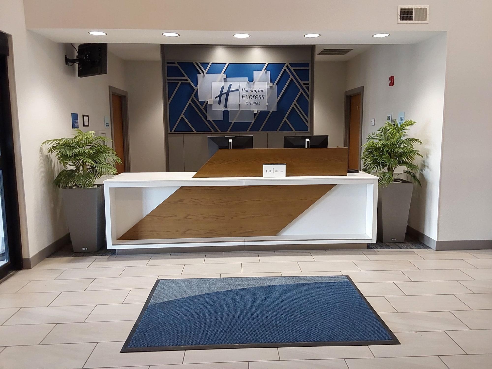 Vista Lobby Holiday Inn Express & Suites Antigo by IHG