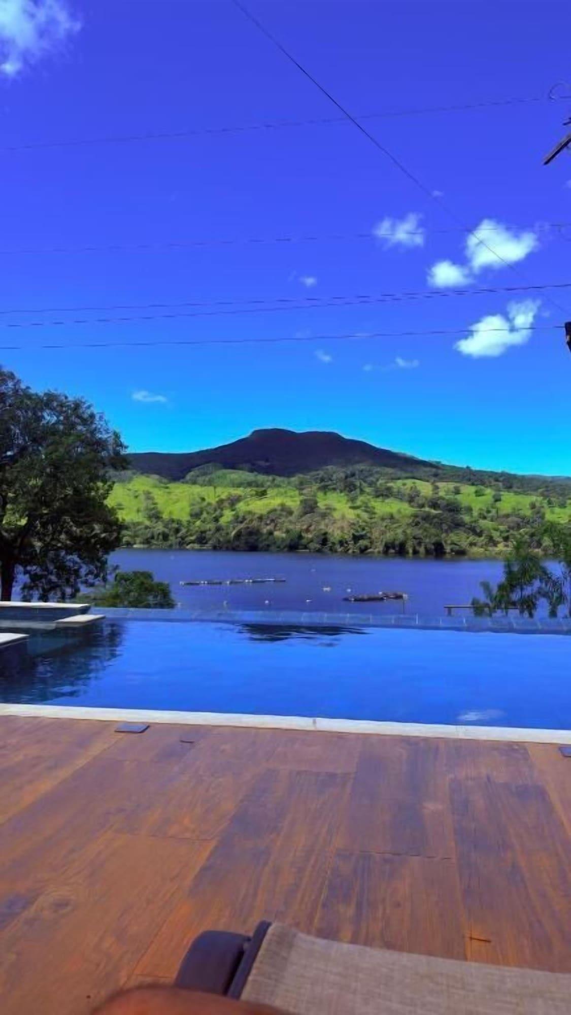 Vista da piscina Pousada Ipê do Lago