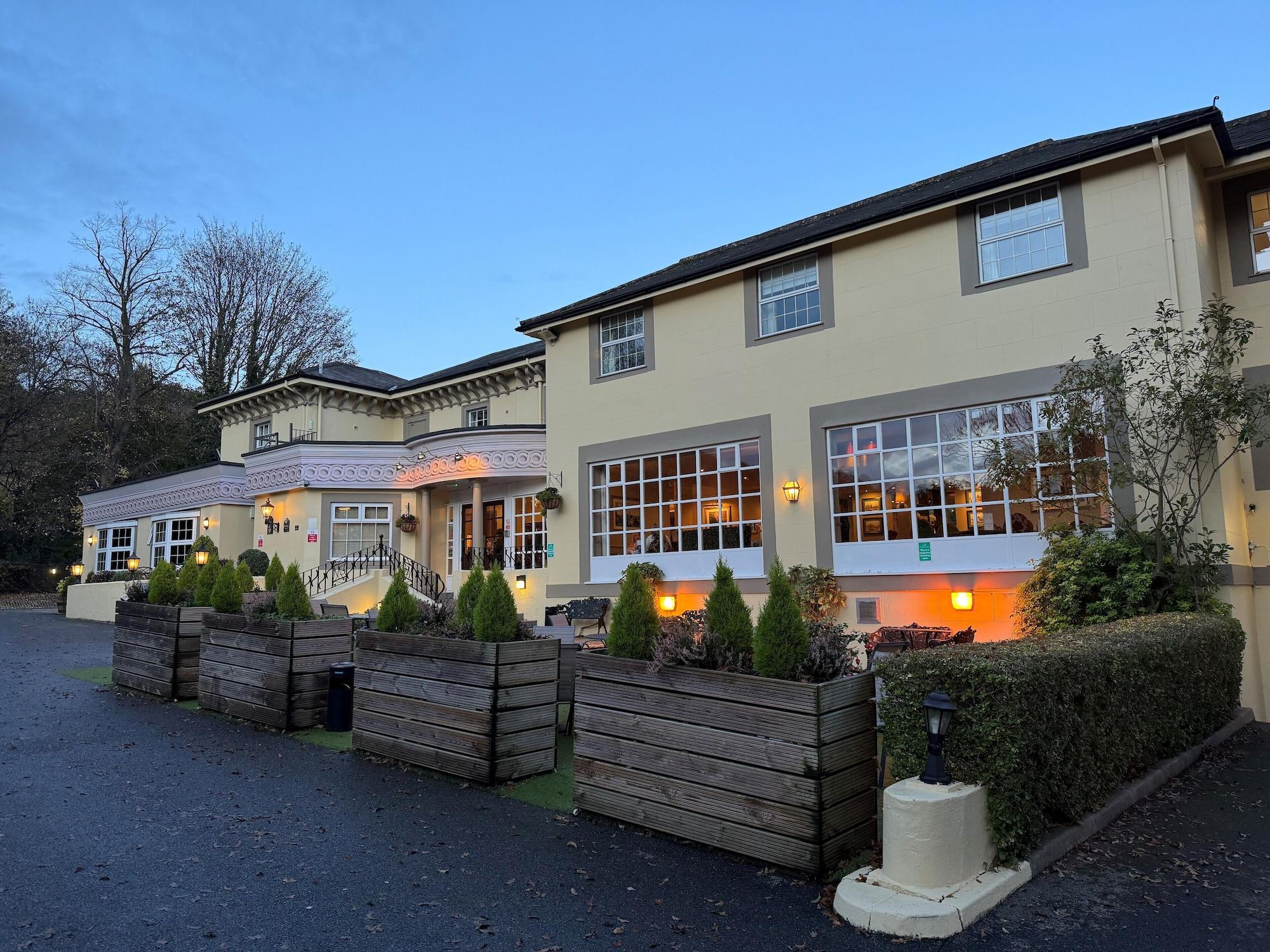 Vista Exterior Reigate Manor