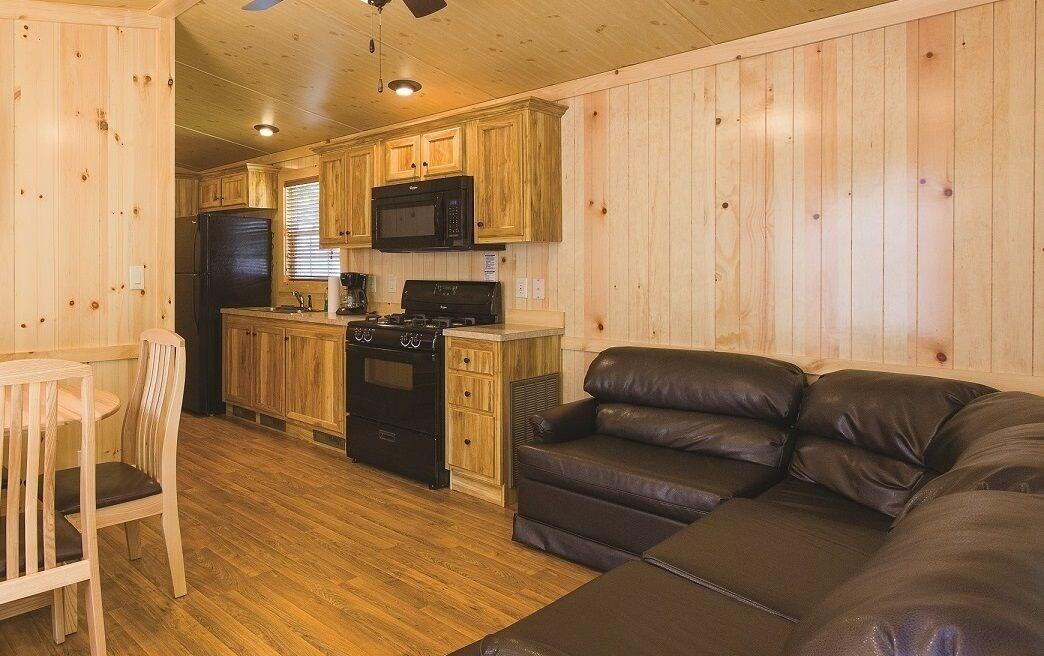 Varios Sunset Lakes RV Resort