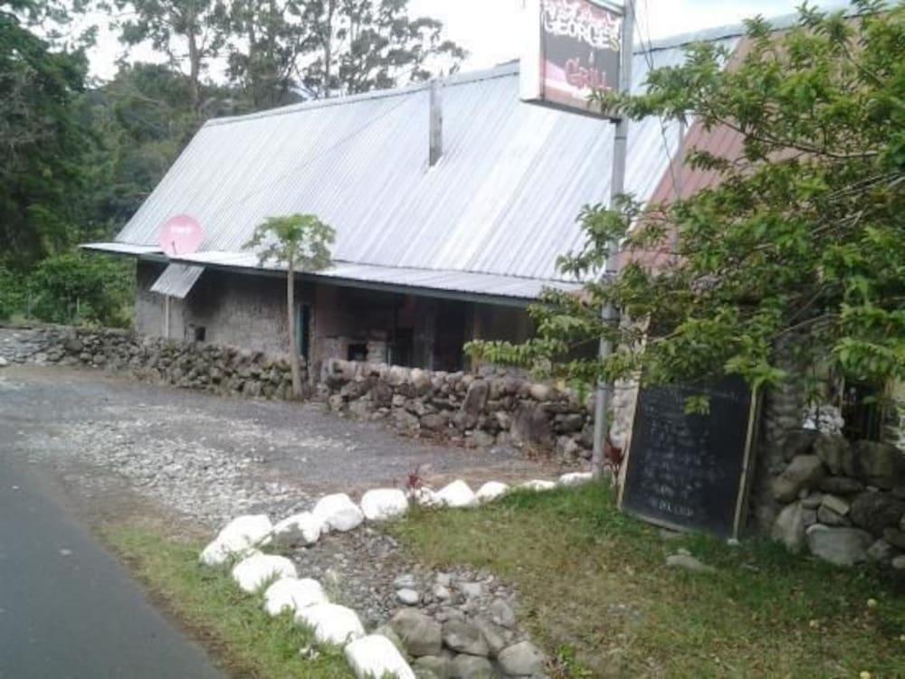 Vista Exterior Fireside Inn and Grill