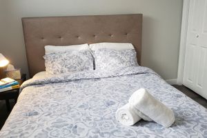 Alquiler Vacacional - Cozy Two bedroom suite, 10mins from the Airport and major Edmonton Shopping mall