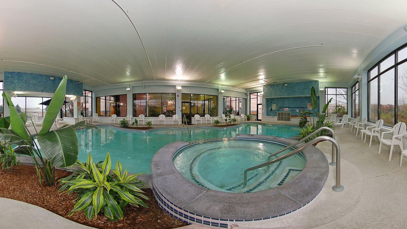 Spa Holiday Inn Express and Suites Indianapolis W- Airport Area by IHG