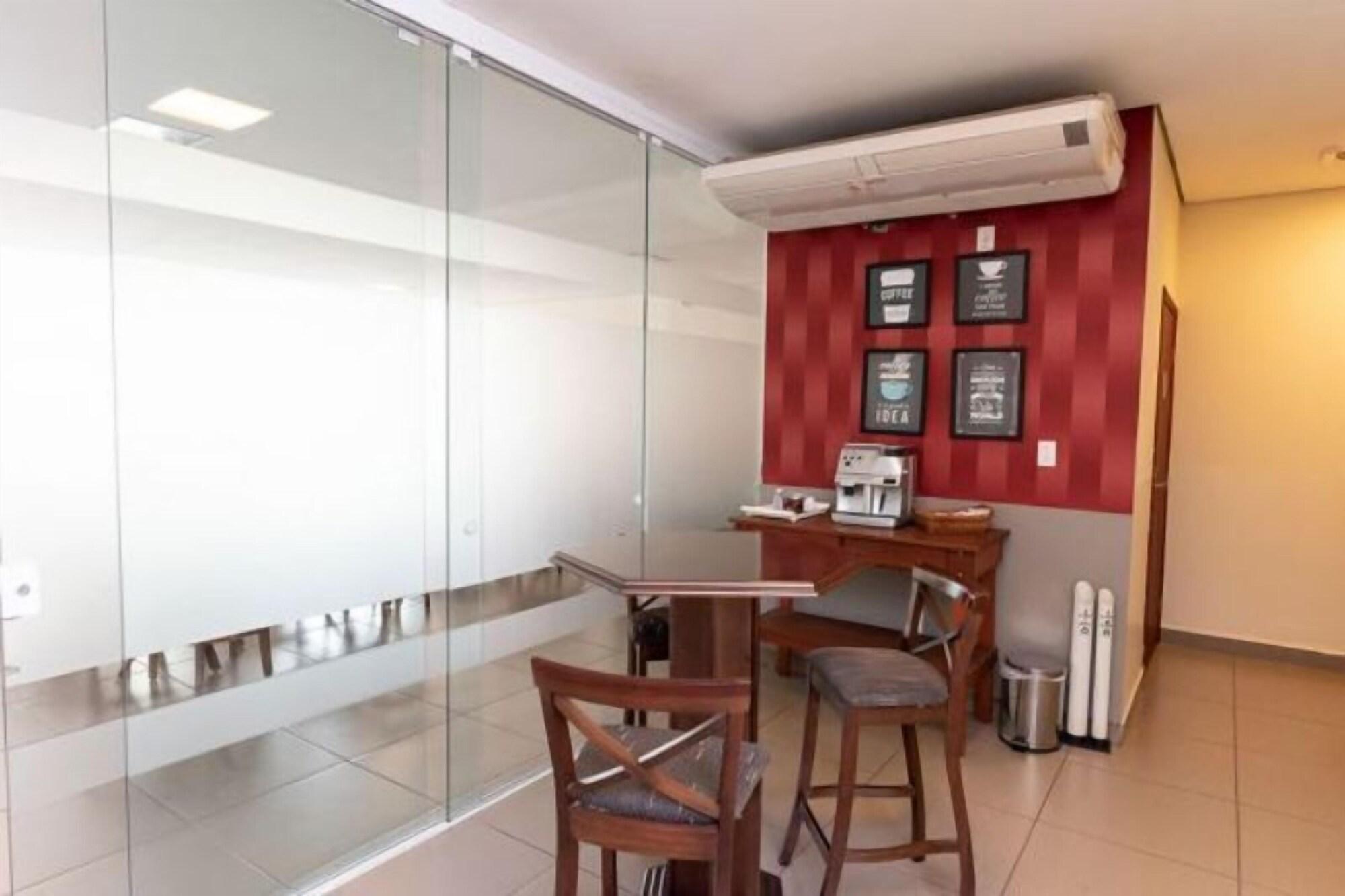 Bar/Salón Colonial Flat Hotel