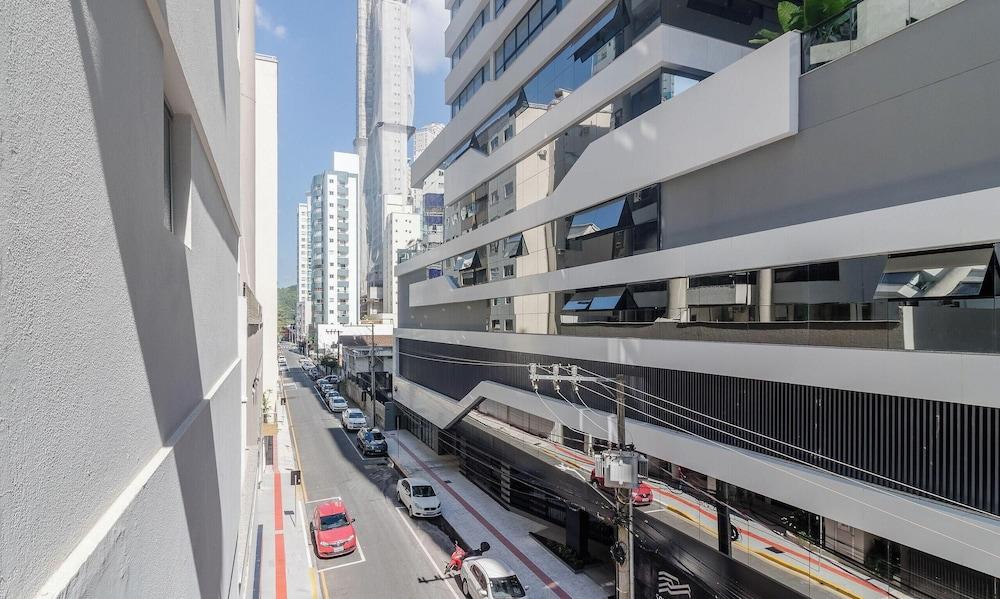 Varios Full 2-bed Apt 80m From the Beach in BC