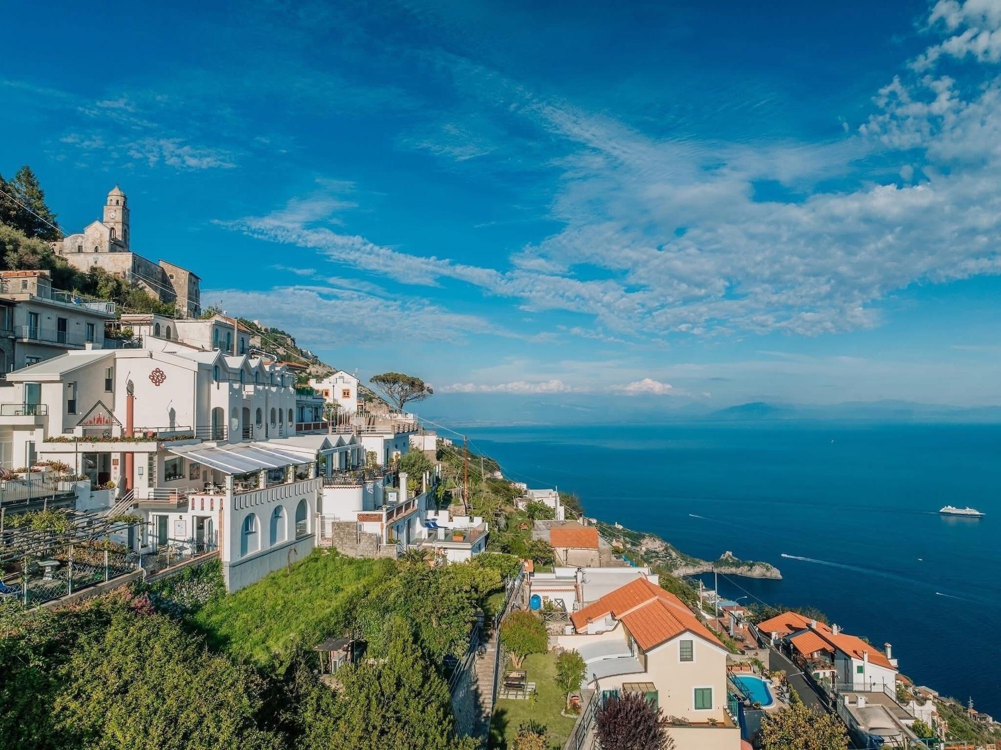 Vista Exterior Albergo Dipinto Bacco Furore